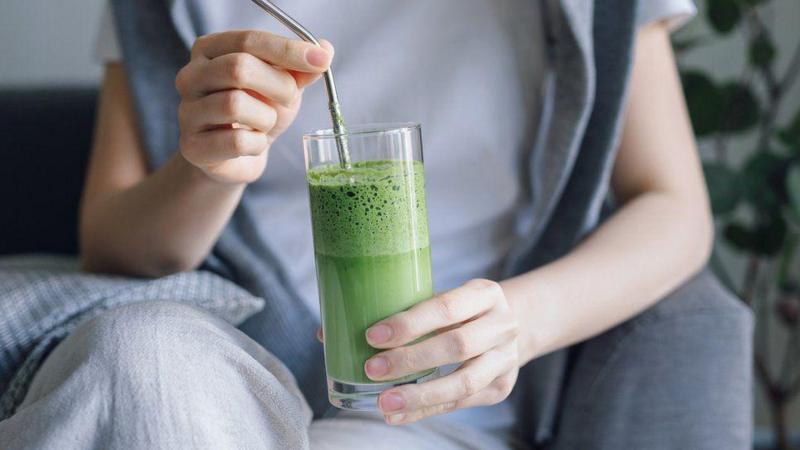 ¿Realmente te hacen más sano los “súperverdes”, los suplementos verdes en polvo?