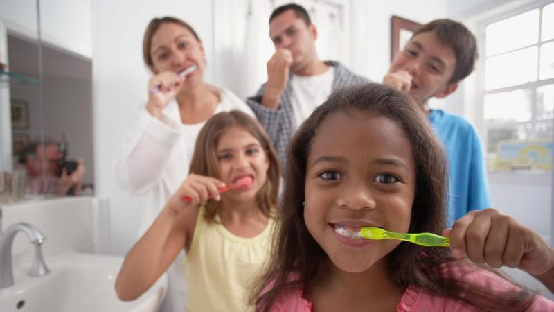Cuál es la mejor manera de cepillarse los dientes (y por qué la mayoría lo hacemos mal)