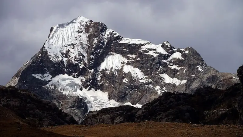 Encuentran el cuerpo momificado de un escalador estadounidense que desapareció hace 22 años en la cumbre más alta de Perú