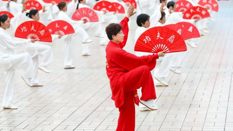 “Una actividad perfecta para el resto de tu vida”: los beneficios del Tai Chi para la salud (según la Universidad de Harvard)