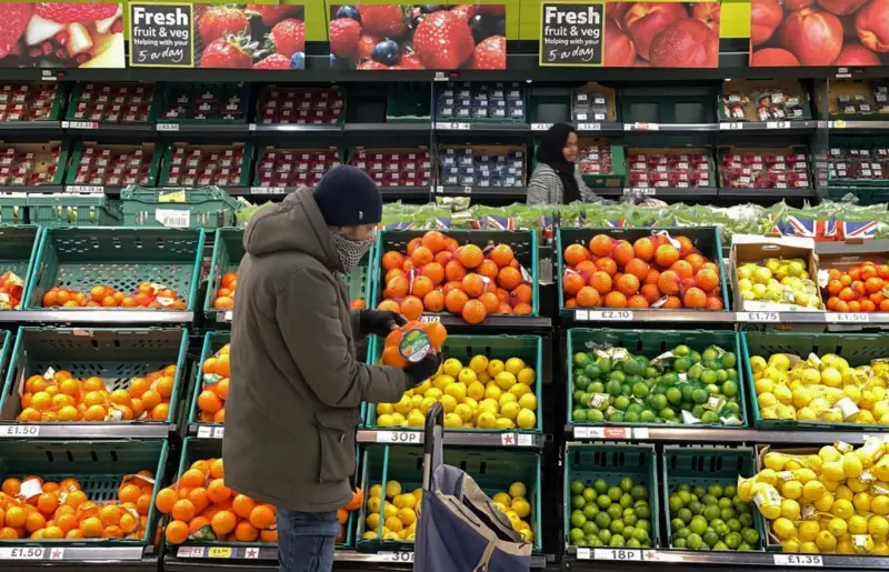 “Tuve que bajar mi nivel de vida por completo”: los trabajadores en EE.UU. que se endeudan para comprar comida