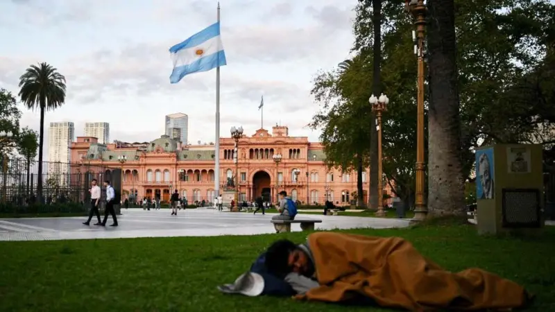 “Para muchas familias, esta es la única comida del día”: el fuerte impacto en los niños del mayor salto de la pobreza en Argentina en 20 años