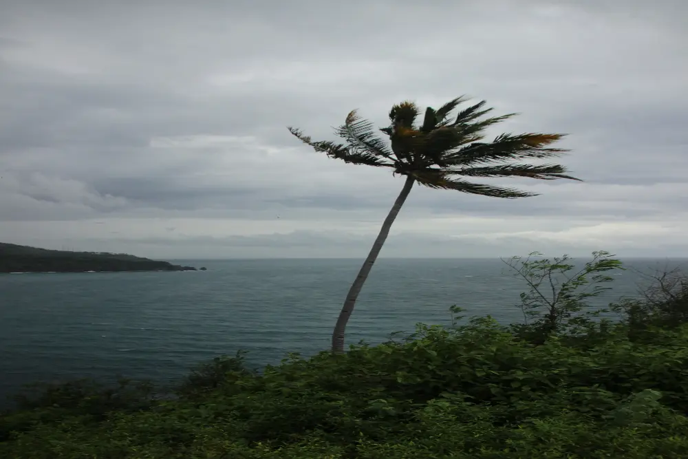 Cuba en alerta ante la llegada del huracán Rafael que amenaza con tocar tierra en el occidente de la isla