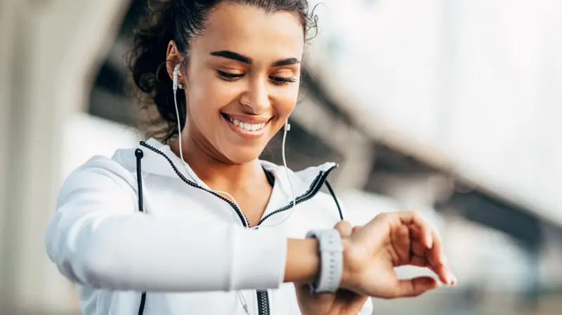 Cómo los relojes inteligentes se usan cada vez más para detectar desde problemas cardíacos hasta el mal de Parkinson