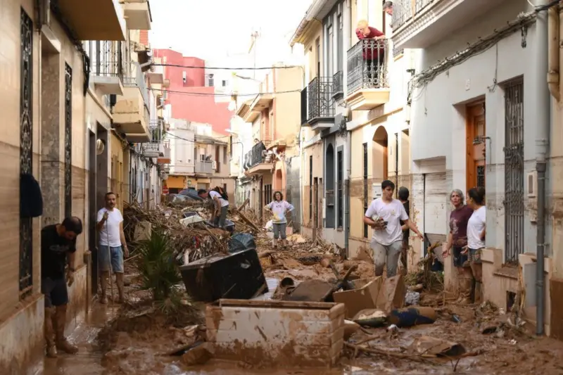 “Todos conocemos a alguien que ha muerto”: el luto en España por las inundaciones que han dejado más de 200 muertos